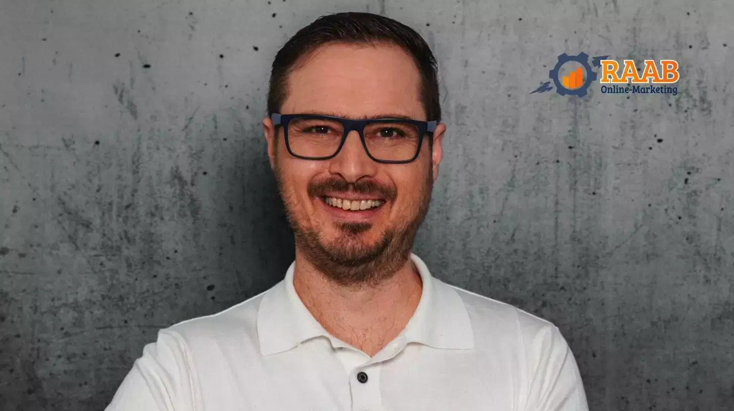 Ein Experte erklärt die Vorteile von SEO Coaching für Unternehmen.